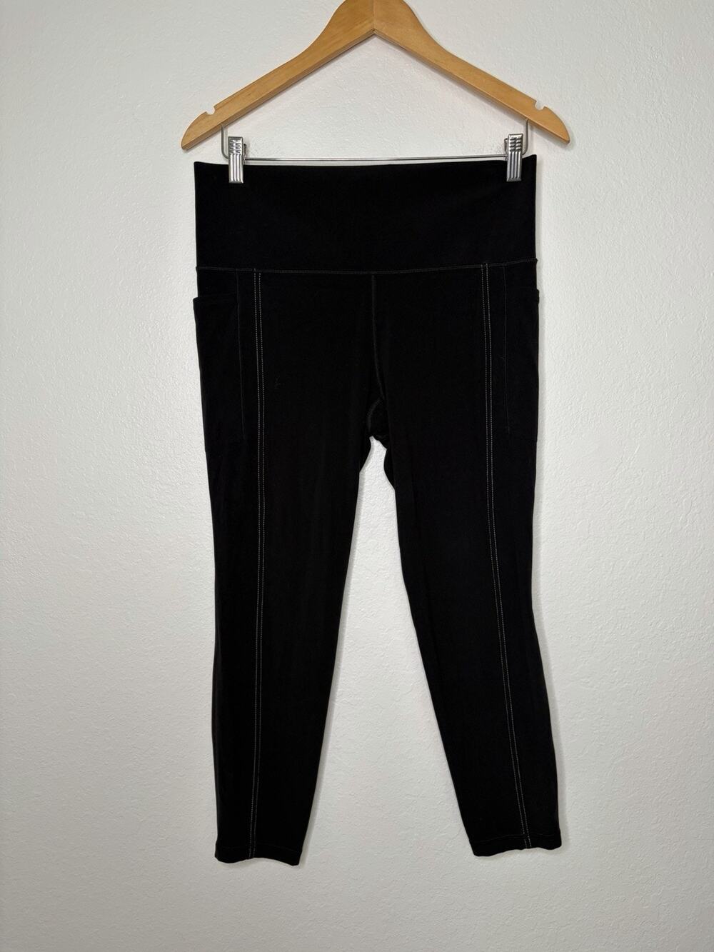 Athleta Salutation Stash 7/8th Legging in Black Size Large
